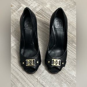 ONLY WORN ONCE TORY BURCH LEATHER WEDGE HEELS